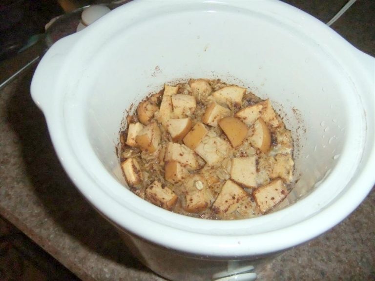 Overnight Crock Pot Apple Oatmeal