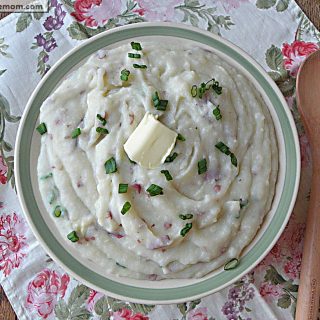 Healthier Garlic Mashed Potatoes [with a sneaky veggie addition]