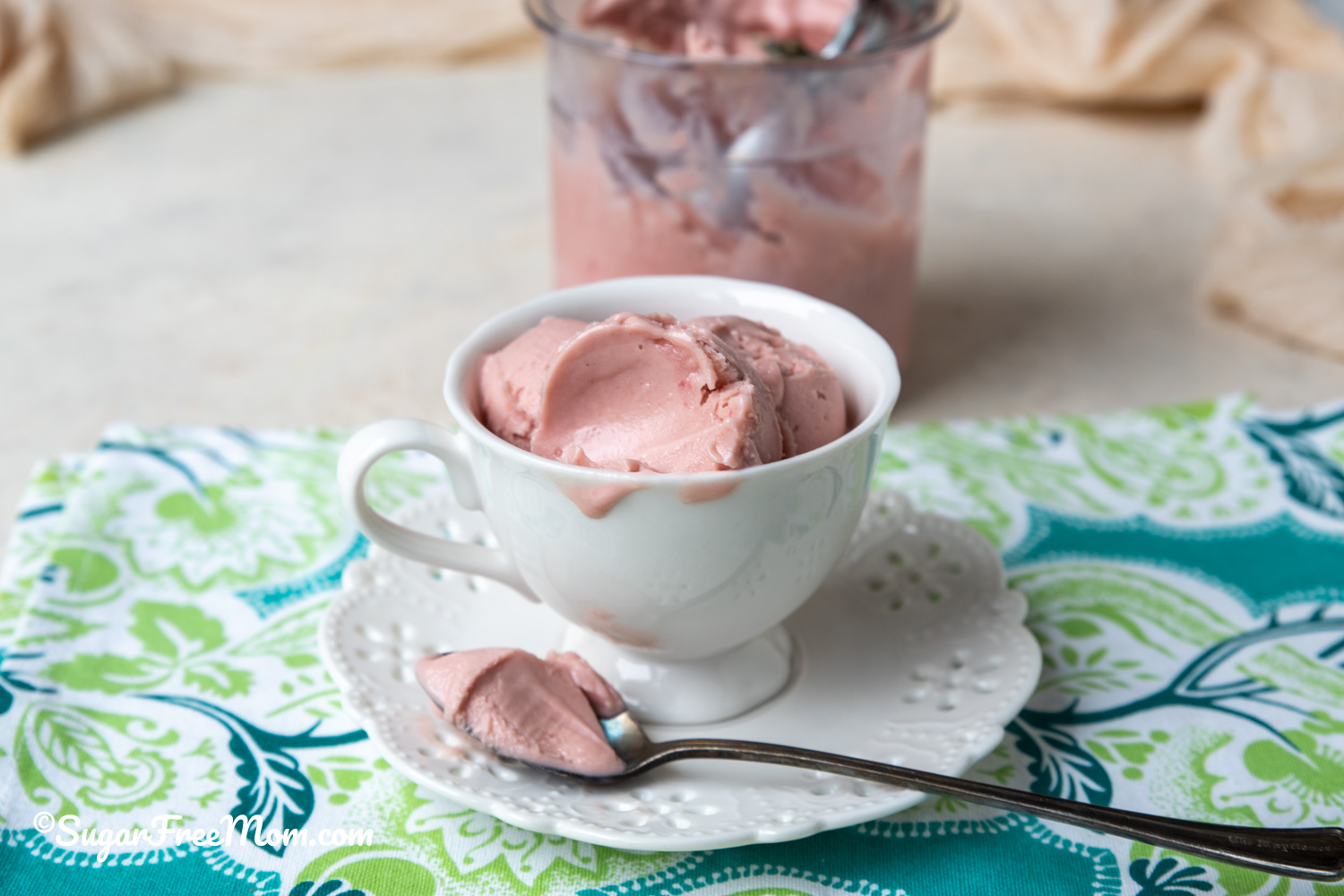 This Strawberry Protein Frozen Yogurt has 16 grams protein and just 3 grams fat!