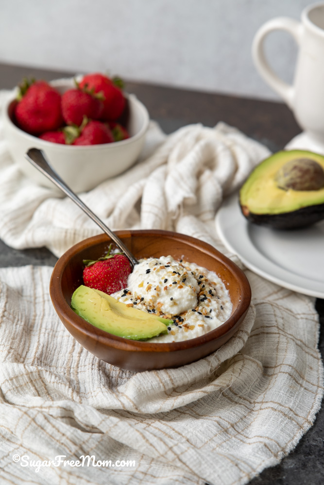If youโre looking for a moderate fat, lactose-free, clean high protein cottage cheese, you probably wonโt find it at the local grocery store since many lactose free is full-fat cottage cheese. Making this 2% lactose free cottage cheese at home is very simple with just 2 ingredients, and 24 grams of protein and just 1 gram of carbs per serving. ย