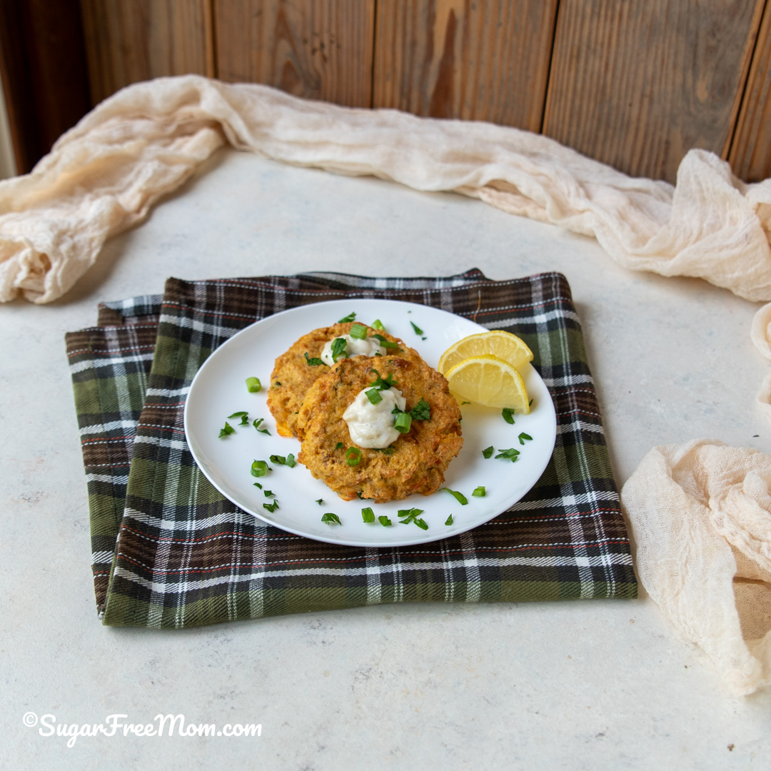 These easy low carb keto salmon patties need just 6 ingredients and have 30 grams of protein! Perfect for an easy dinner when time is short!