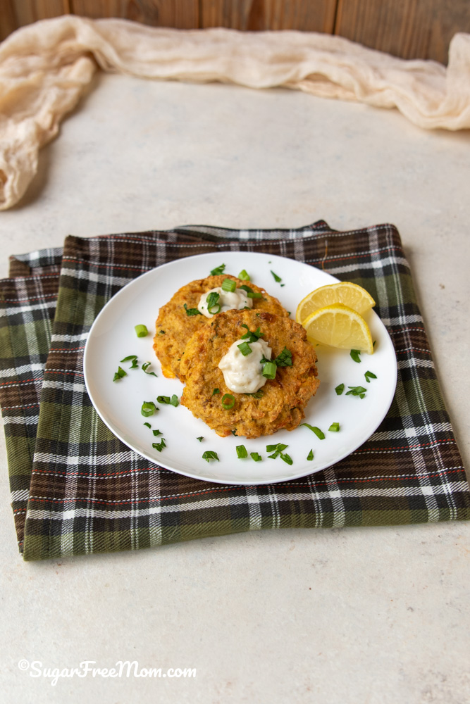These easy low carb keto salmon patties need just 6 ingredients and have 30 grams of protein! Perfect for an easy dinner when time is short!